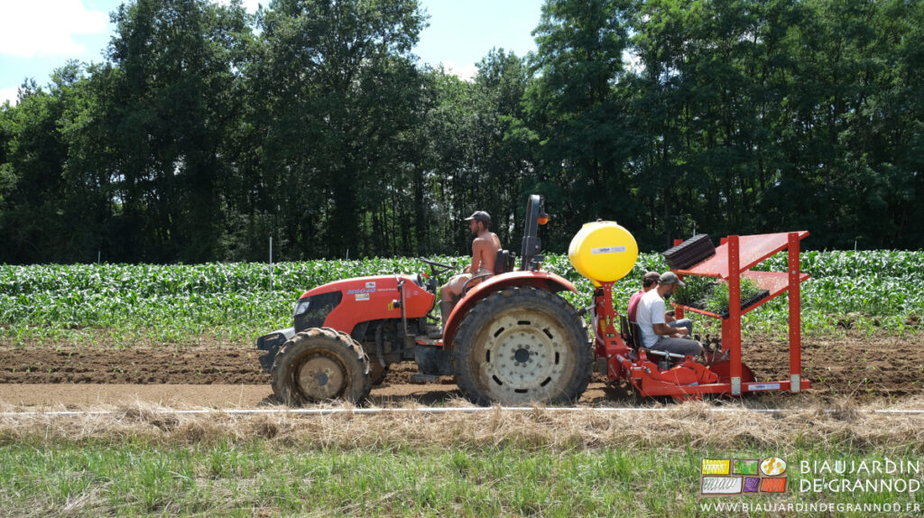 photo de tracteur avec 1 et planteuse avec 2 Biaux Jardiniers en action