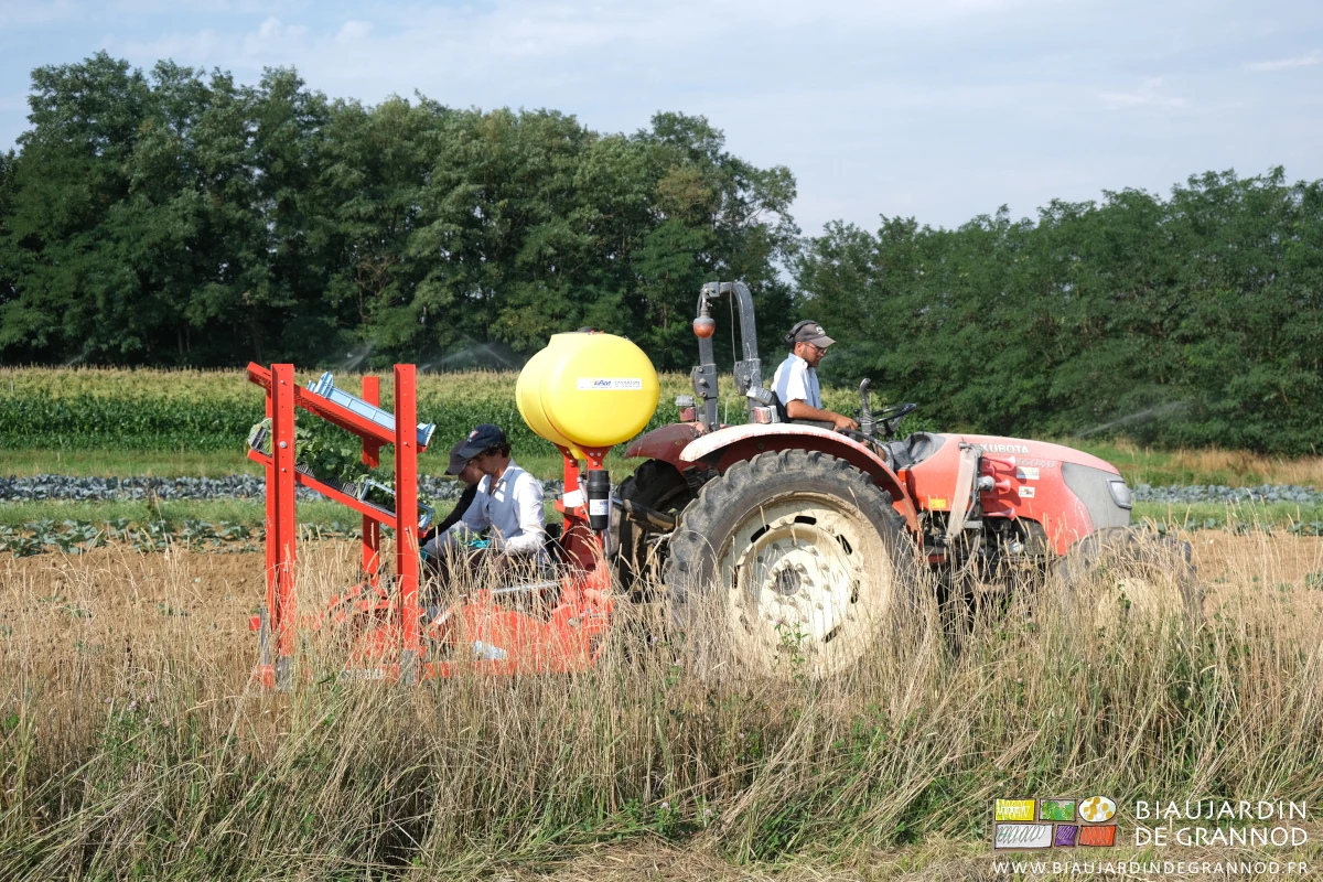 photo de l'équipe au travail sur la planteuse et le tracteur