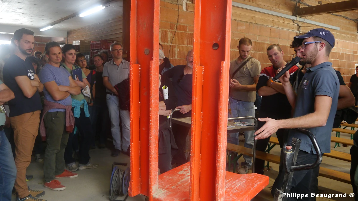 photo de Matthieu expliquant son basculeur lors d'une journée visite pour professionnels