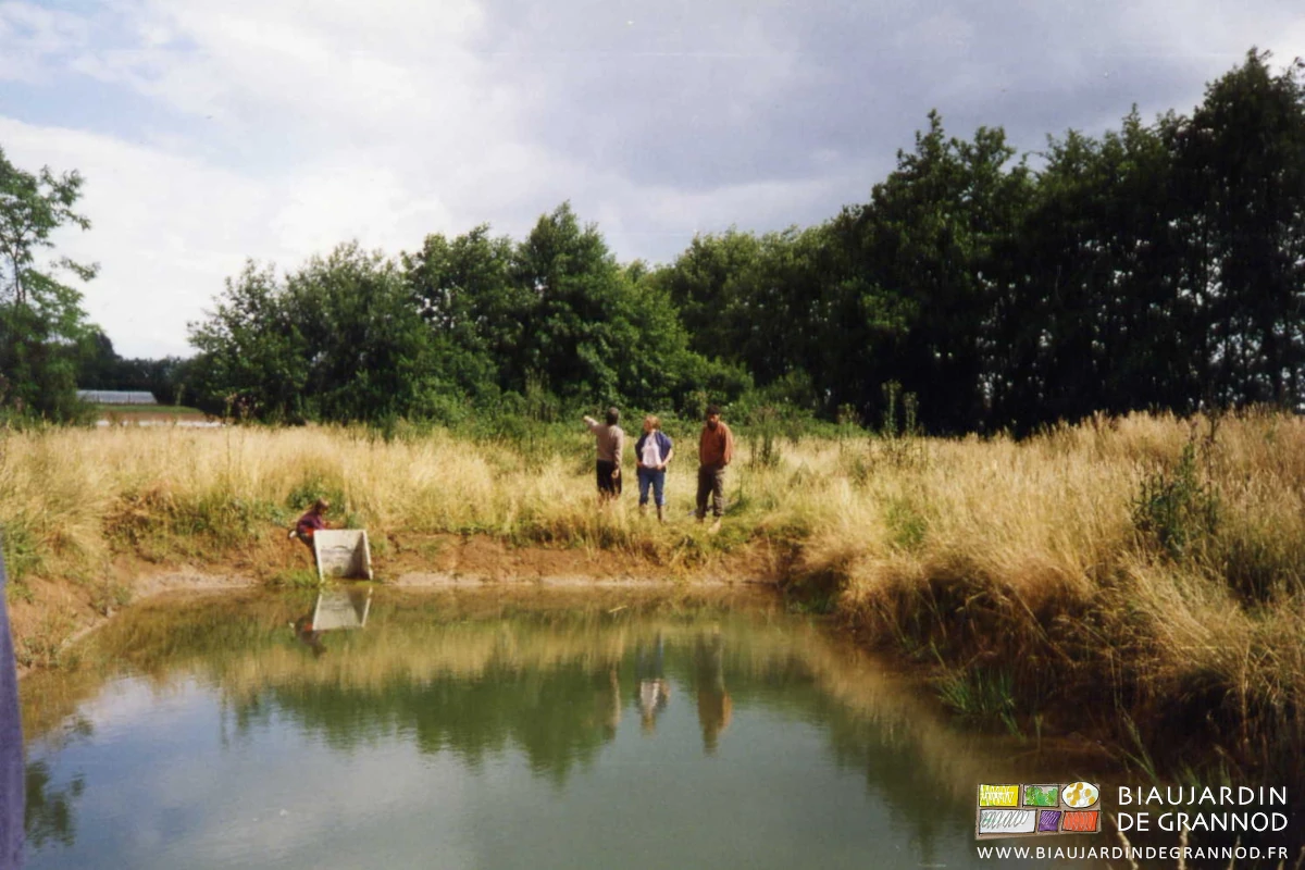 photo de collègues-visiteurs autour du bassin de rétention à sa création en 1996