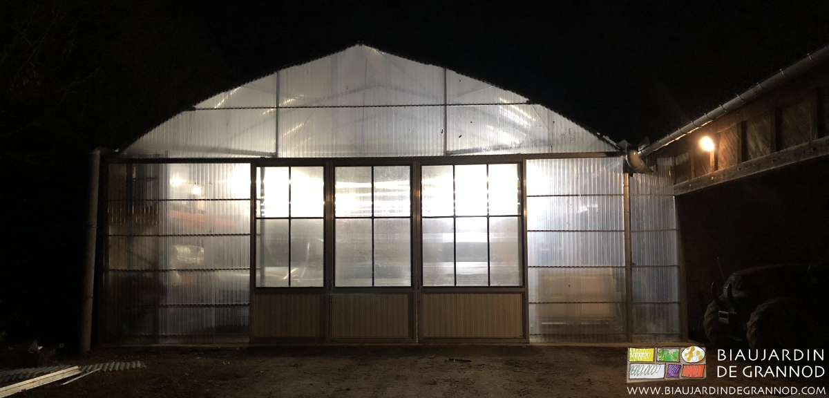 photo de nuit hivernale du bâtiment chapelle éclairé