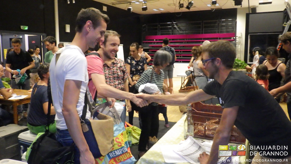 photo d'une distribution de nos paniers aux mangeurs abonnés de la Guillamap