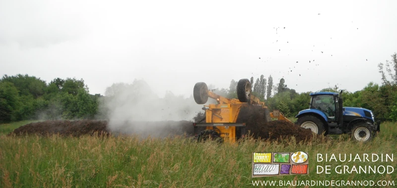 photo de l'aération du tas de compost par le retourneur de la cuma