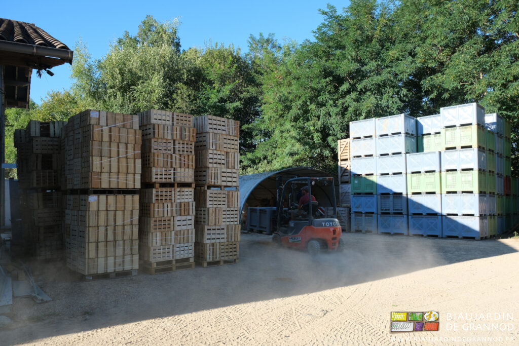 photo de déchargement de palettes de caisse bois sur le coin de cour dédié aux livraisons