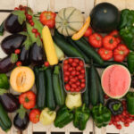 photo d'un assemblage de tous les légumes de l'été, entiers voire coupés