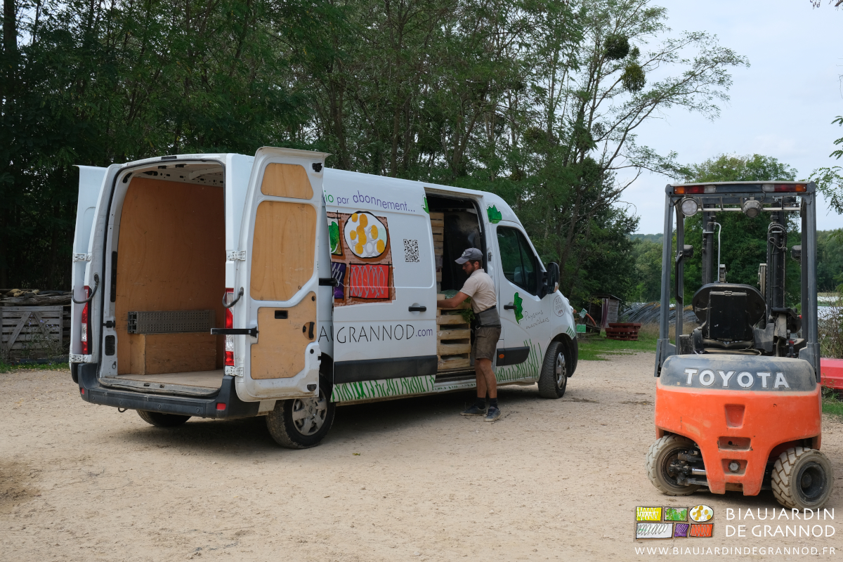 photo du chargement manuel de quelques cagettes à coté de la première palette