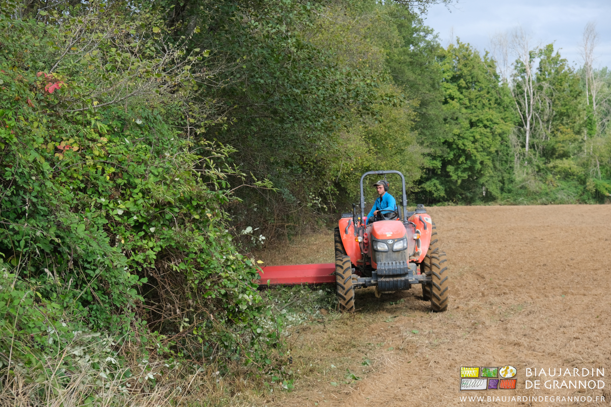 photo de Matthieu qui dimlinue l'épaisseur de ronces avec le broyeur latéral