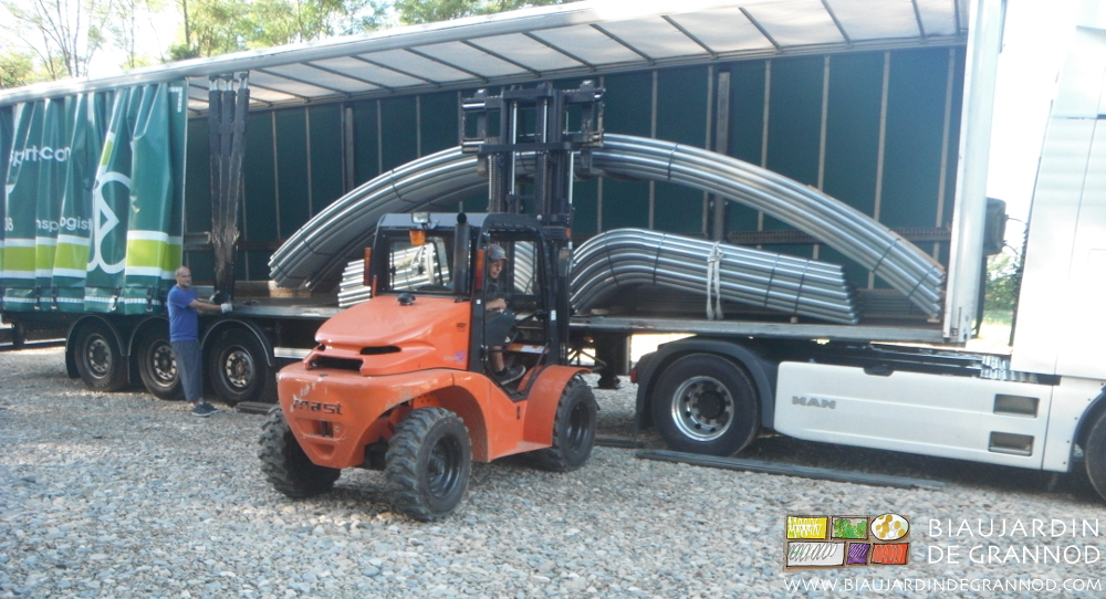photo du manuscopic déchargeant les paquets d'arceaux du camion