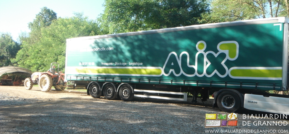 photo du petit tracteur tirant breavement la grosse remorque vide du semi de livraiosn