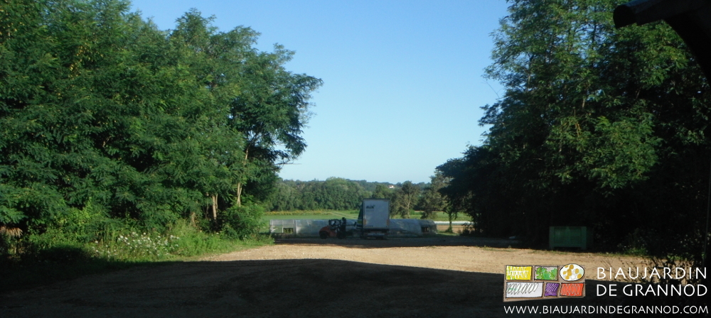 photo du semi-remorque descendu sur la plateforme du jardin