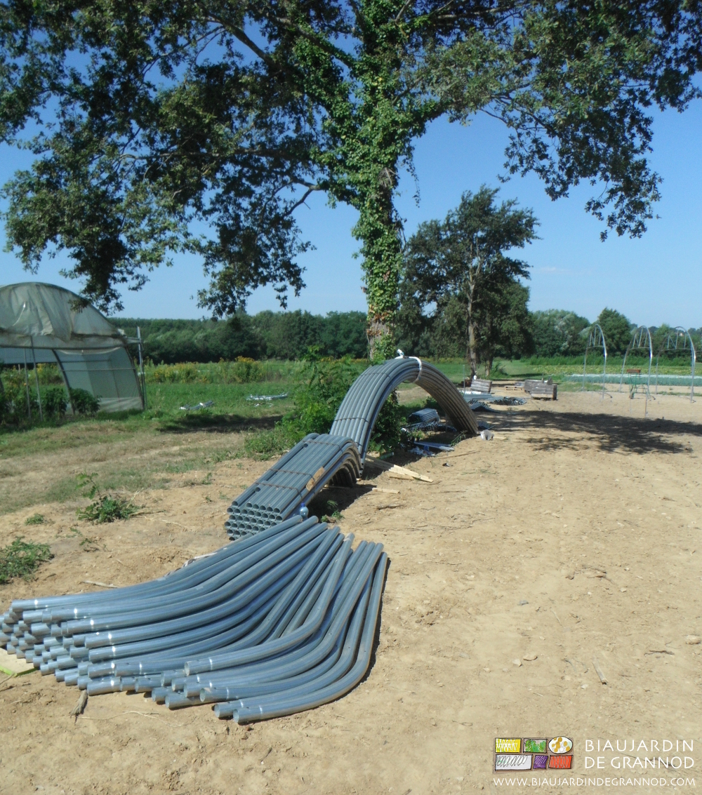 photo du stock des pièces d'ossature au pied des chênes conservés
