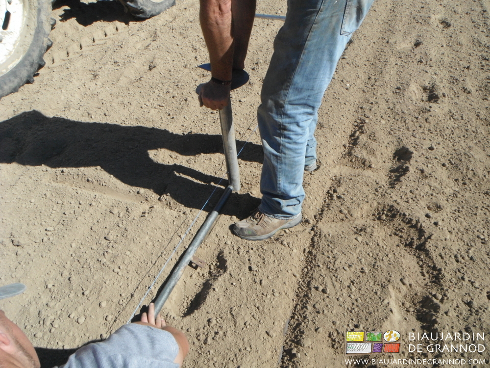photo du marquage au sol à l'aide d'une amarre