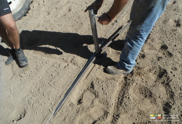 photo des mains glissant la tige d'entrainement en haut du pied amarre
