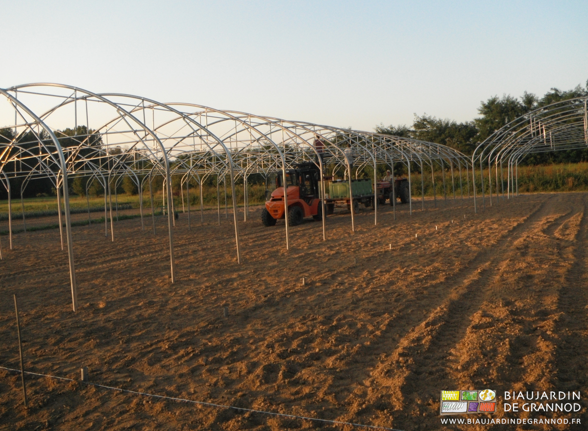 photo du boulonnage debout sur des chars servant d'échafaudage mobile