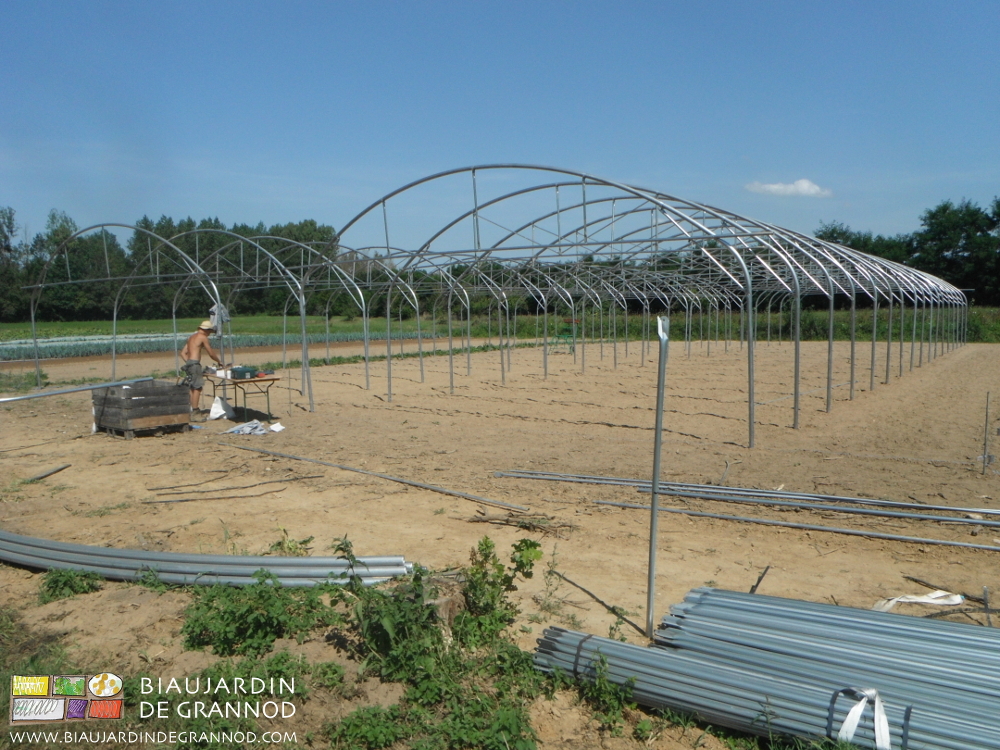photo du montage en cours à l'aide d'un établi apporté sur place