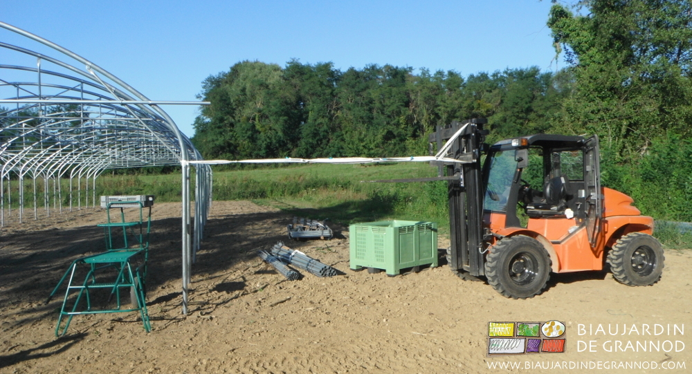 photo du chariot élévateur tirant un poteau par une sangle