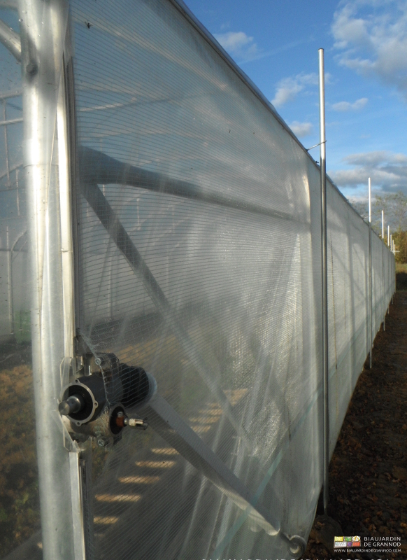 photo avec ciel bleu de la quincaillerie des bords verticaux