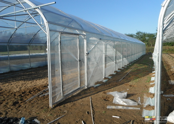 photo de tous les rtavaux de couverture sur les bords droits de tunnel