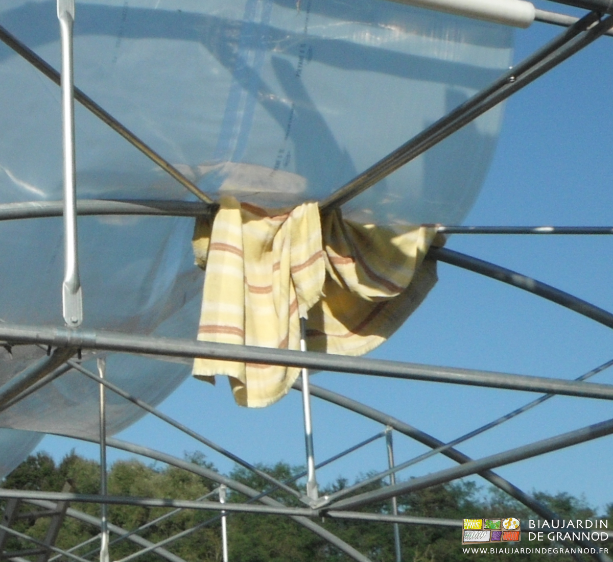 photo de la couverture de lit istallée sur le métal pour éviter le frottement de départ