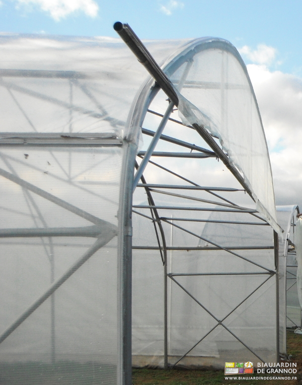 photo du filet brise vent en cours de montage sur les demi lune