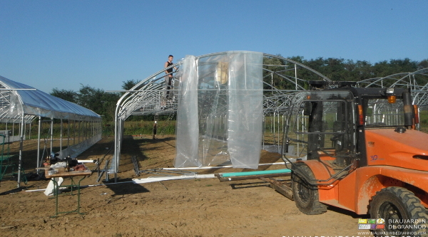 photo sous ciel bleu de la bâche déroulée prête à être dépliée