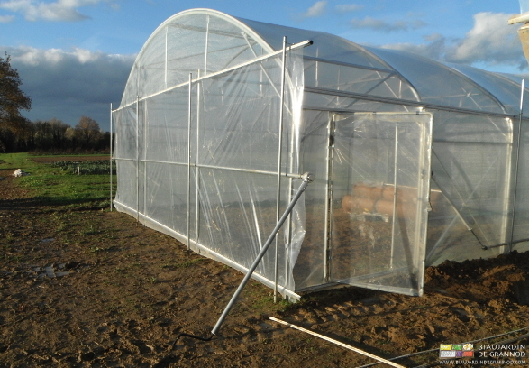 photo du pignon avec sa porte à enrouolement à manivelle