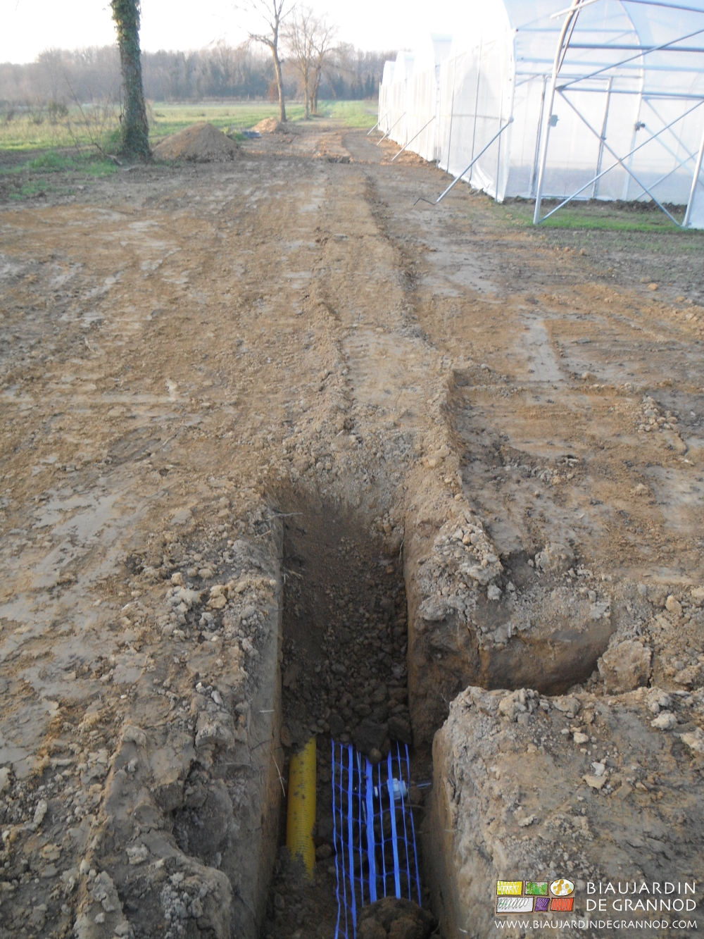 photo de la tranchée rebouchée sauf aux assemblages