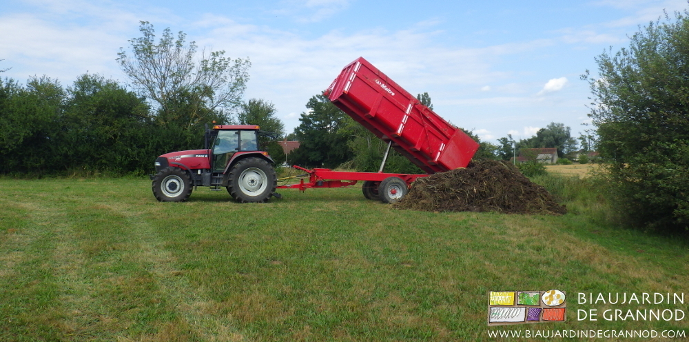 photo du tracteur et benne de Ronald stockant la terre végétale