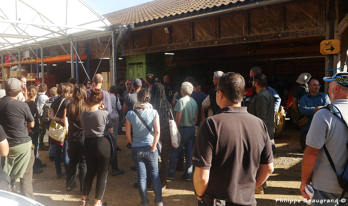 photo des visiteurs dans le bâtiment chapelle