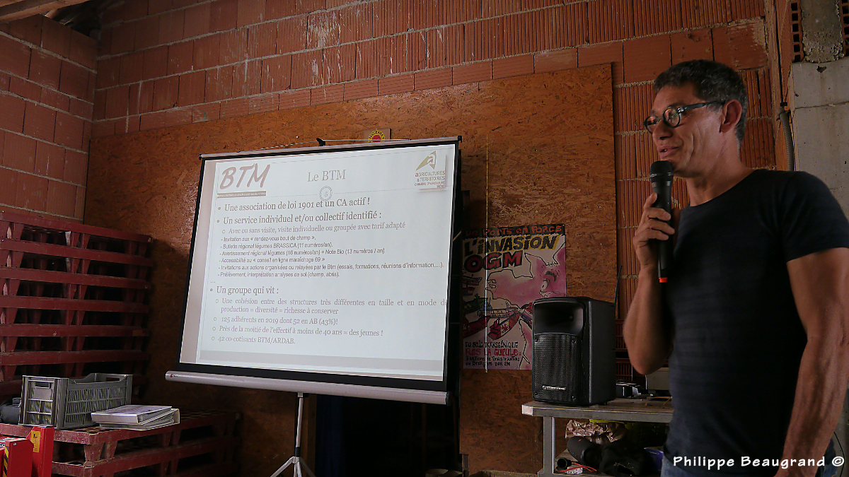 photo de Dominique Berry au micro pour sa présentation 16 années après la première