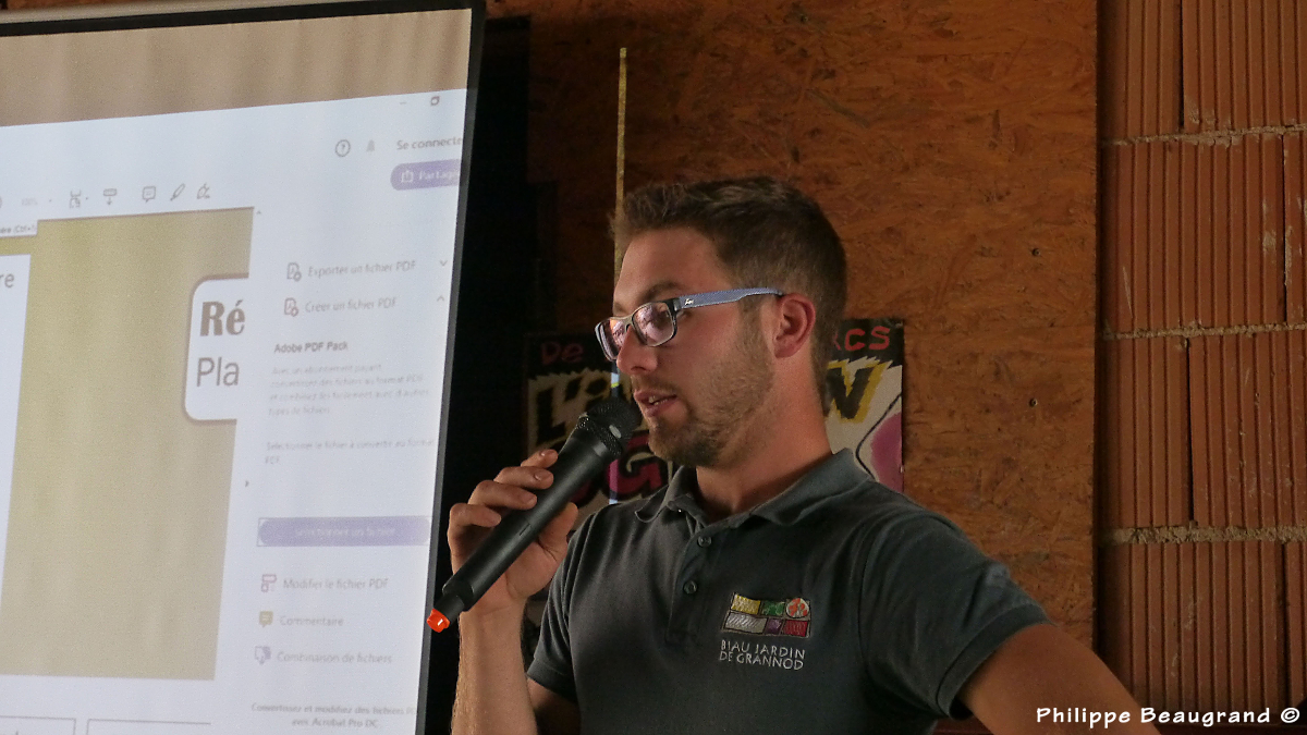 photo de Matthieu au micro deavnt ses présentations