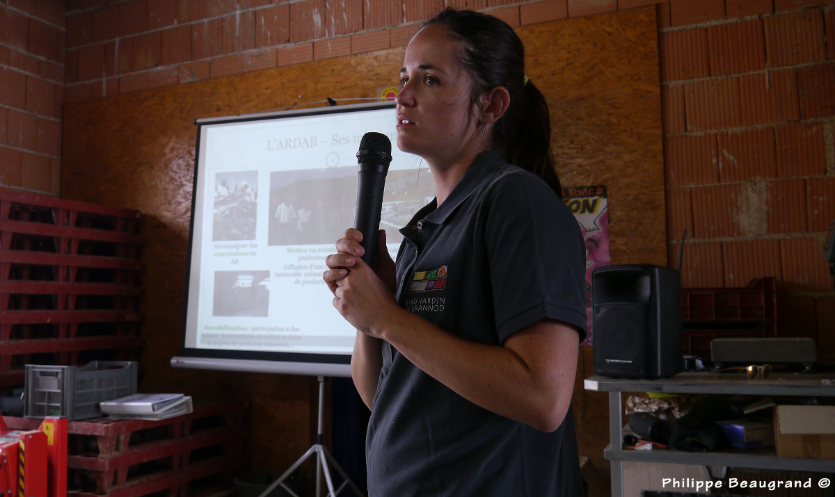photo de notre animatrice Paulin au micro devant sa présentation