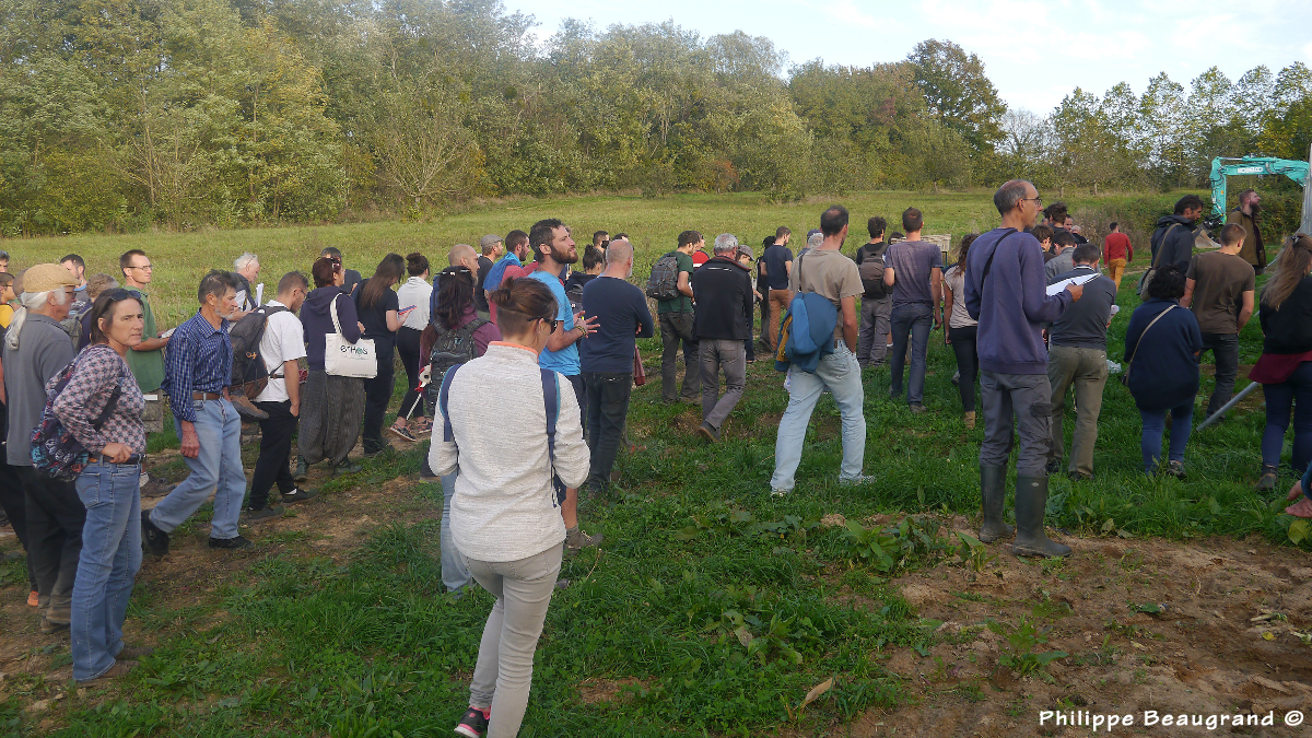 photo du groupe remontant au bâtiment