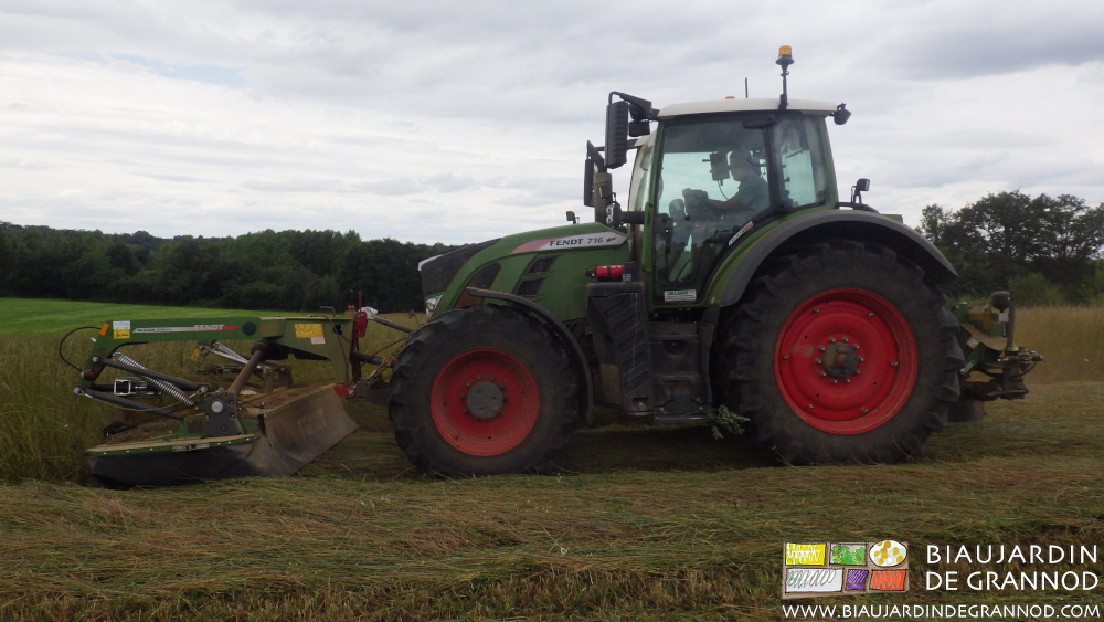 photo du Fendt en fauchage frontal et latéral