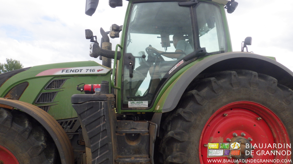 phooto du gros tracteur Fendt Vario adapté pour les foins