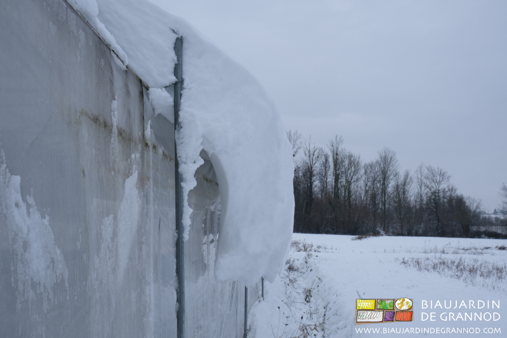 photo d'une grosse couche de neige en train de glisse du toit d'un tunnel
