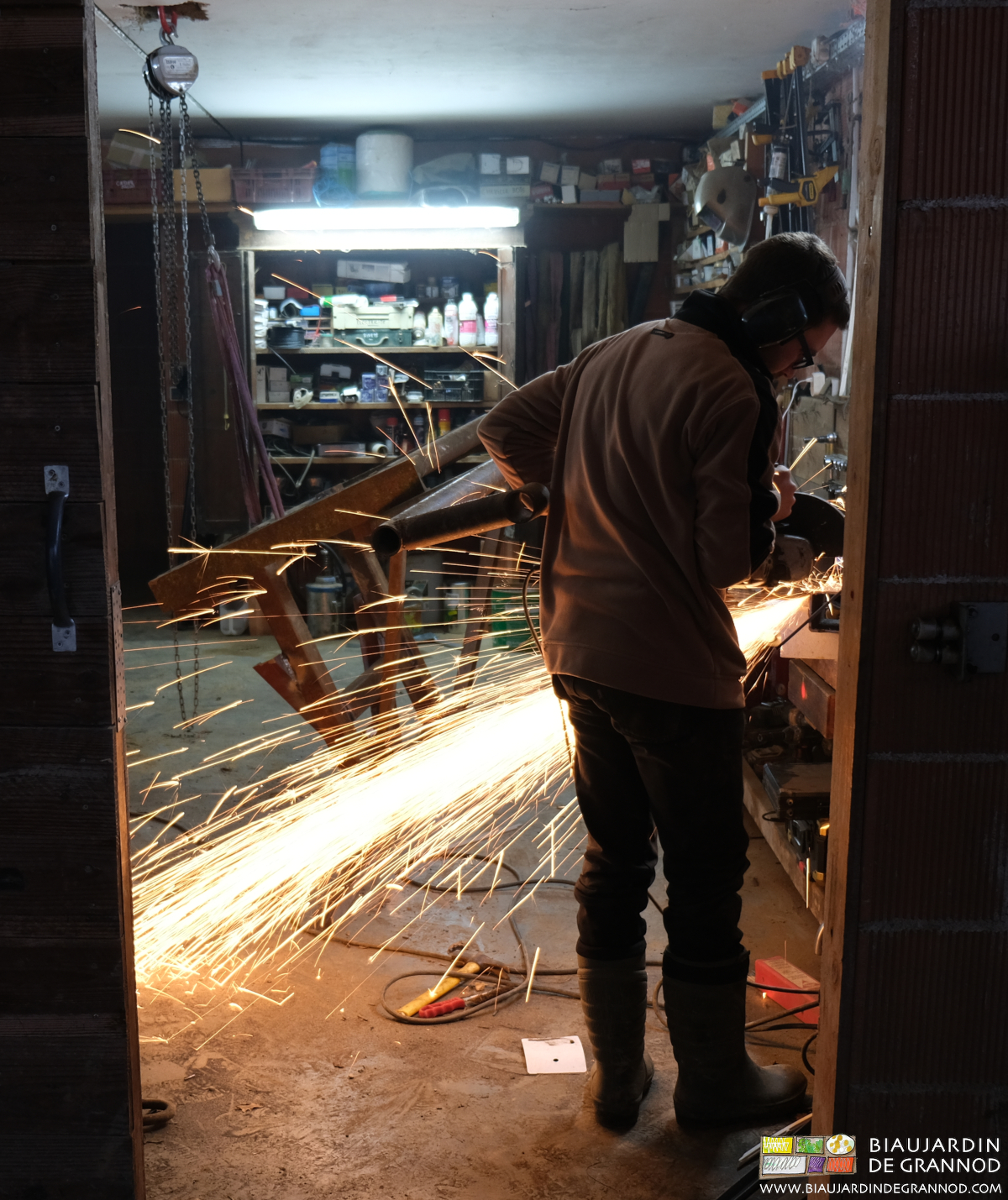 photo de Matthieu travaillant avec la meuleuse dans l'atelier