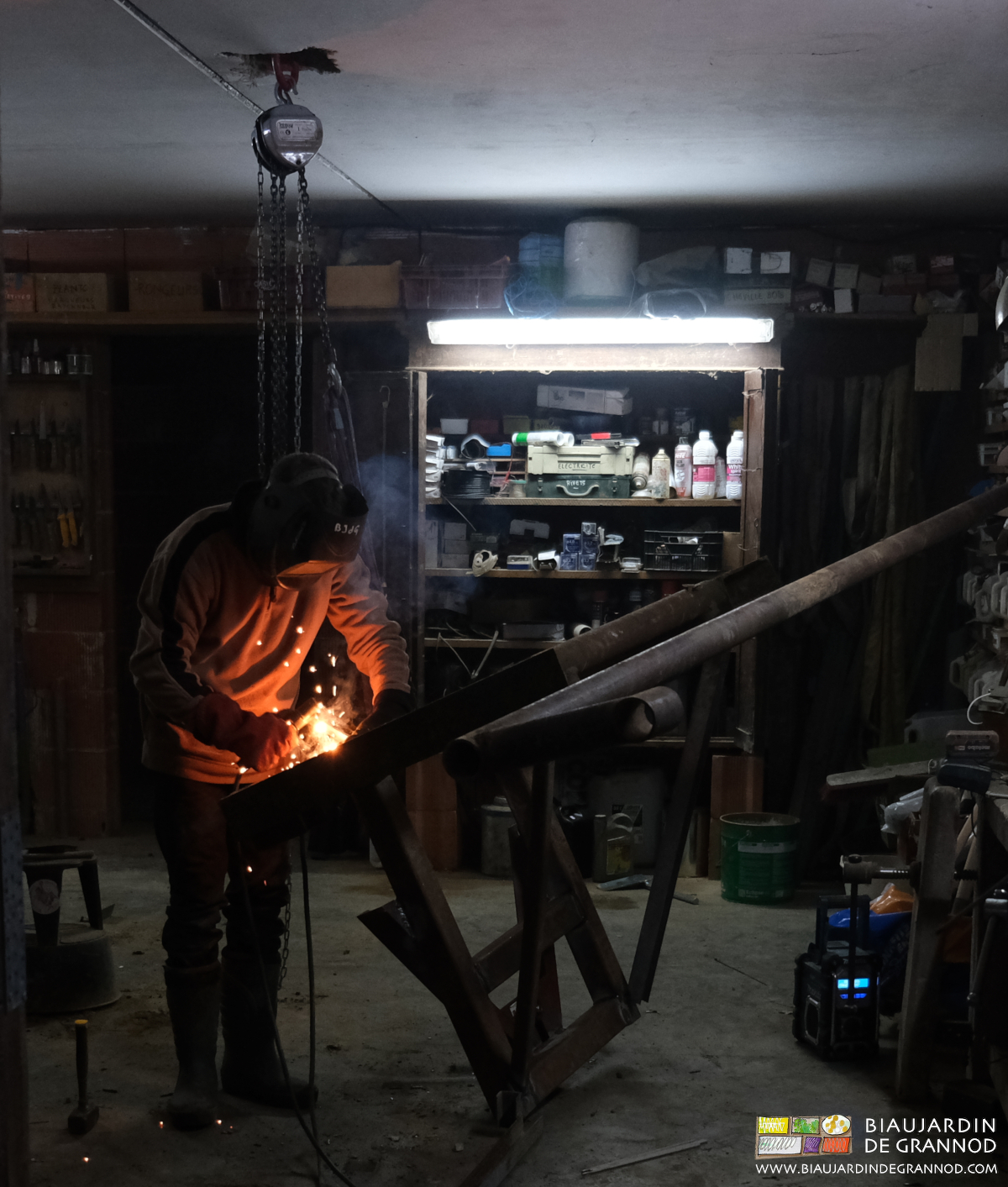 photo de Matthieu soudant dans l'atelier