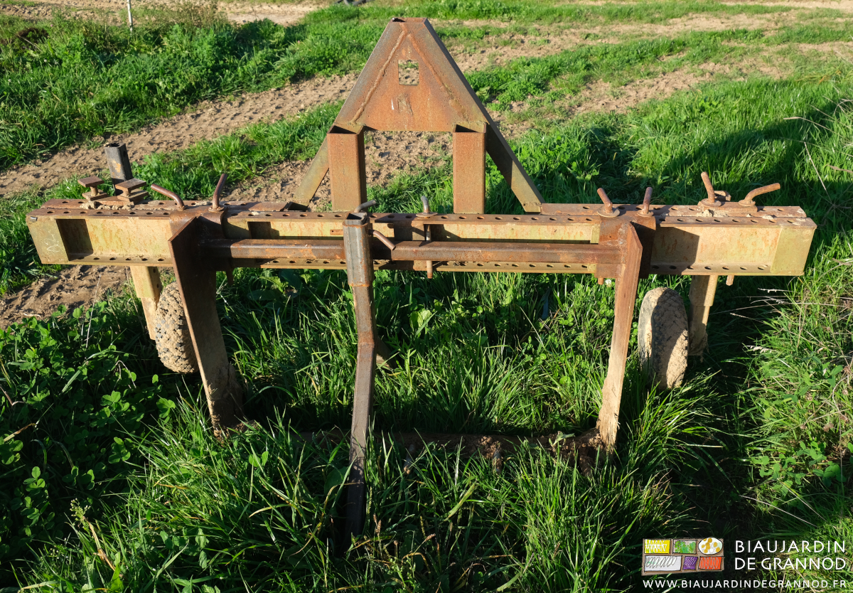 photo de l'outil rangé avec stabilité gr)âce à sa grande béquille de stabilisation