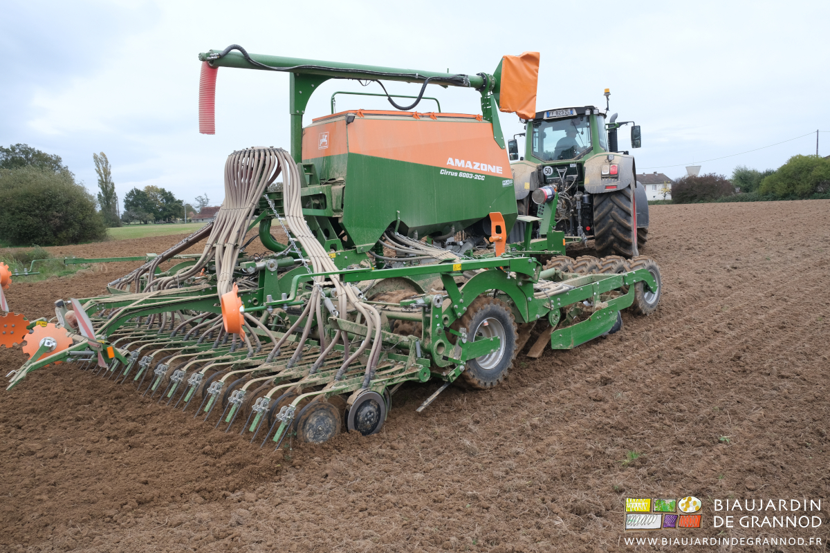 photo du semoir au travail avec le gros tracteur