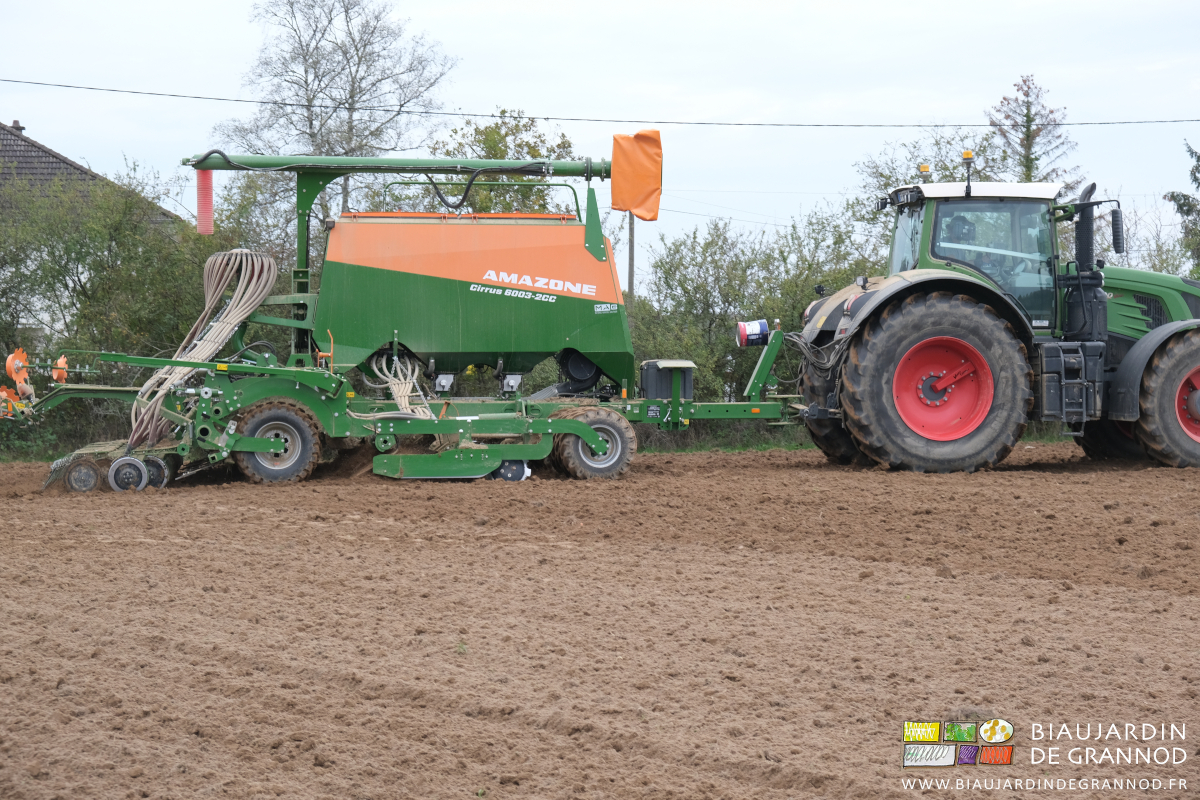 photo de 'lattelage en plein travail par temps gris et couvert