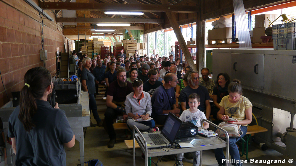 photo des premiers assis pour la présentation sous l'auvent