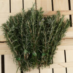 photo de bouquets de romarin sur une cagette bois