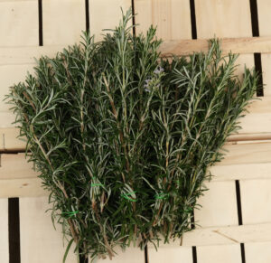 photo de bouquets de romarin sur une cagette bois