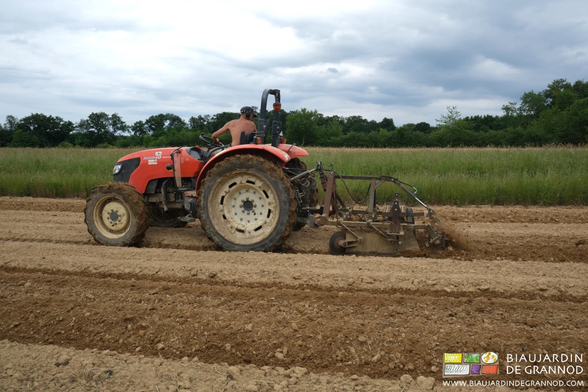 photo de Matthieu au tracteur passant le vibroplanche auto-construit