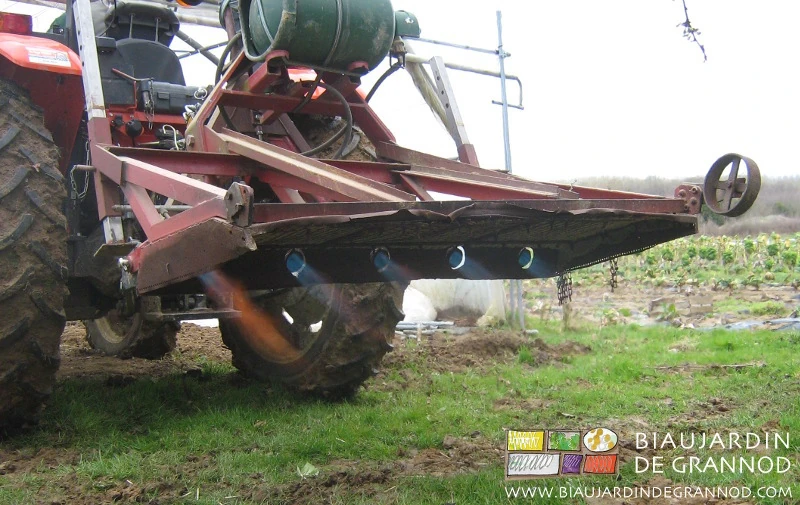 photo des flammes sortant des 5 brûleurs protégées par le capot isolé