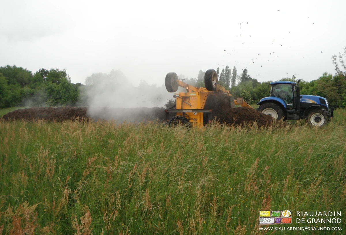 photo de l'aération du tas de fumier par le retourneur pour fermentation rapide