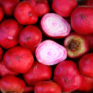 photo du rouge vif de la betterave chioggia à chair blanche rayée de rouge