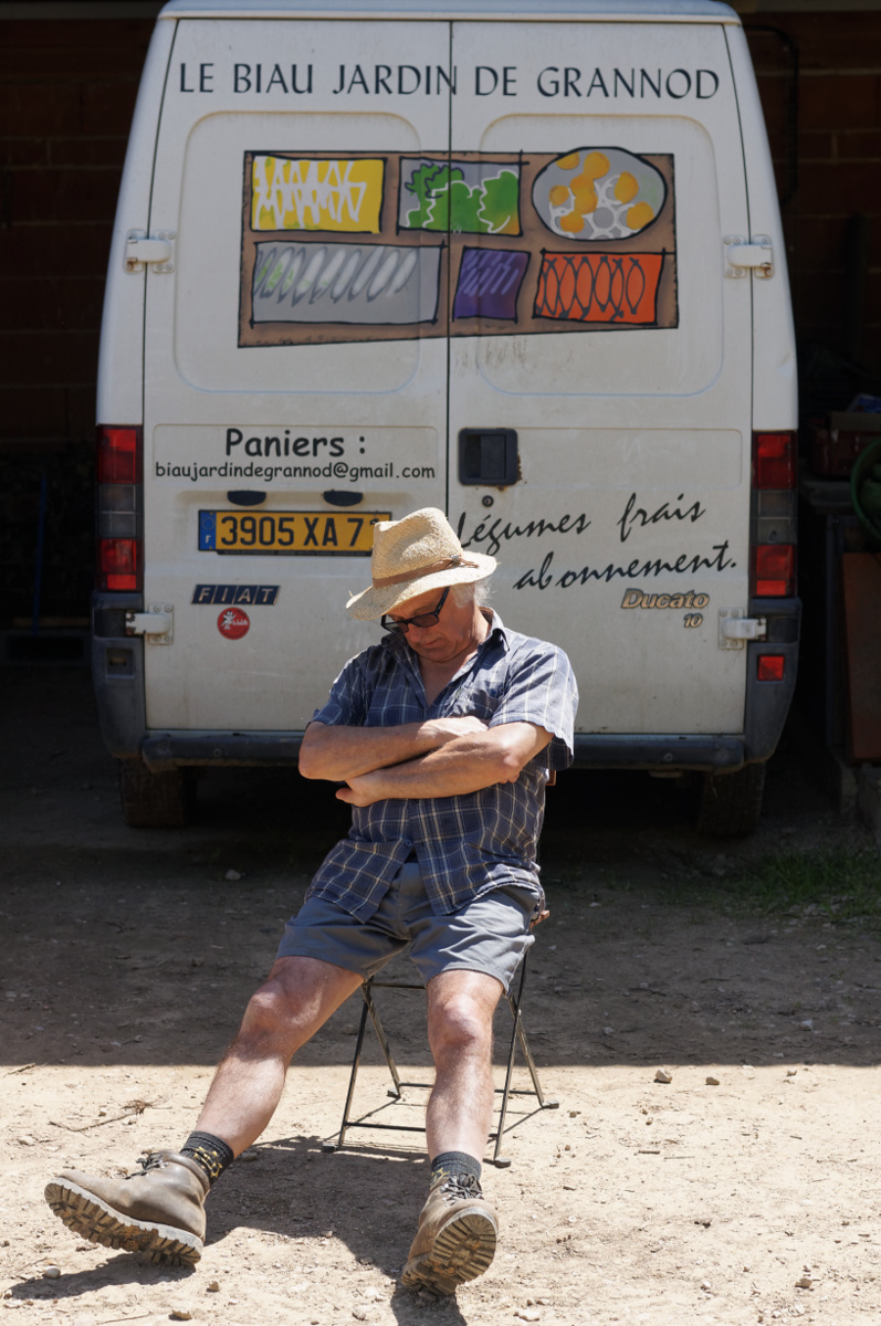 photo du Biau Retraité siestant au soleil sur une chaise dans la cour de la ferme après un repas de groupe lors d'une porte ouverte en 2015
