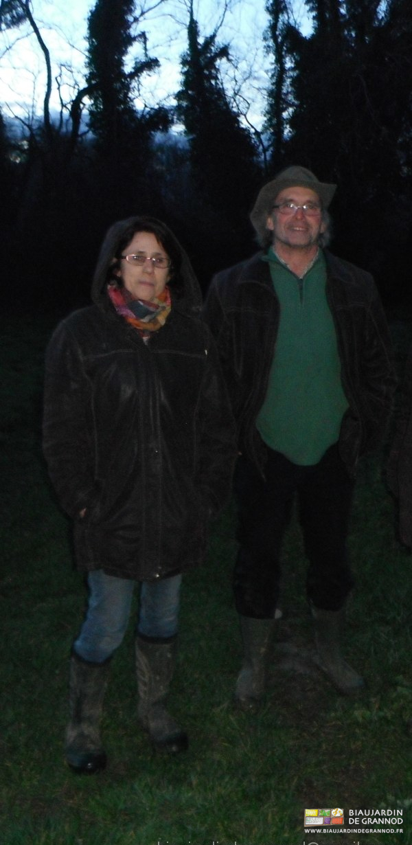 photo du couple à la nuit tombante
